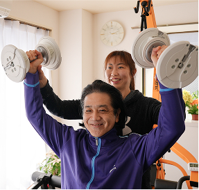 男性がショルダープレスをする