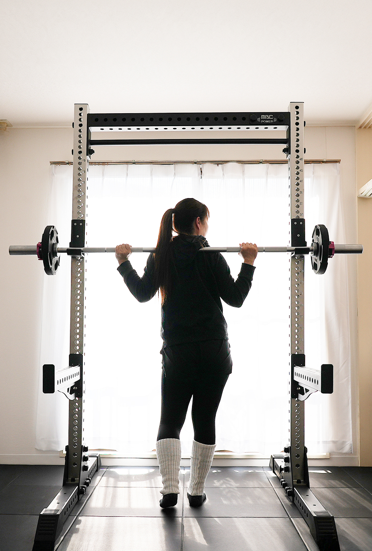 女性がバーベルを持ち上げる